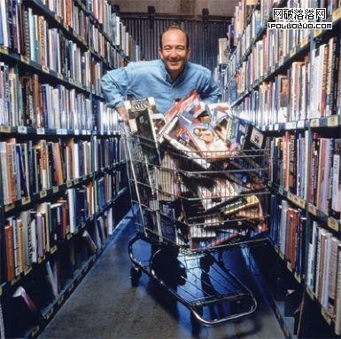 這是1998年的貝索斯，他創立的亞馬遜是一家成立不久的書店。10多年後，亞馬遜已經是全球最大的網上零售商，雲計算服務商，最大的電子書銷售商。